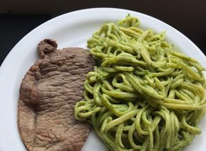 Una foto de Tallarines verdes con carne💚