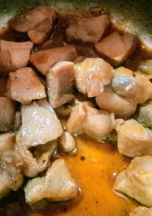 Hình của món Thịt lợn nạc kho dầu gấc.