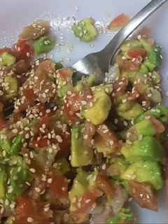 Una foto de Ensalada de aguacate y ahumados
