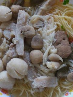 Hình của món Mỳ nấm chả cá và gan.
