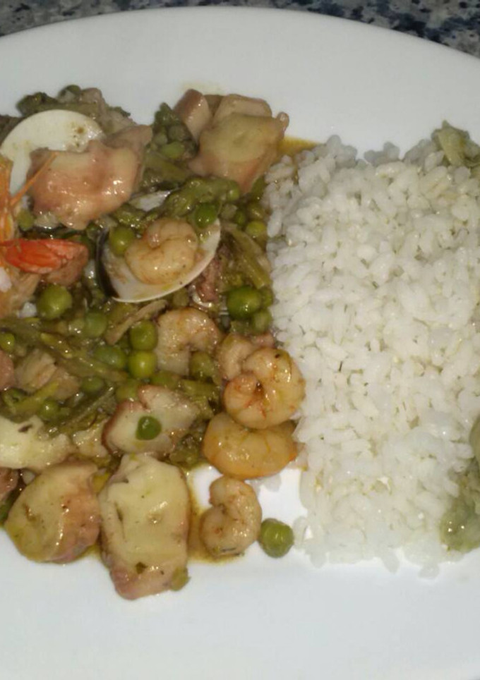 Una foto de "Empedrao de marisco y pescaillo", acompañado de alcachofas cocidas al limón con ajitos, y arroz blanco.....