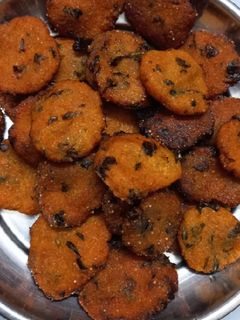 બાજરી મેથીના વડા (Bajri Methi Vada Recipe In Gujarati) રેસીપી મુખ્ય ફોટો