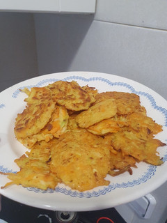 Una foto de Fritters de zanahoria y calabacín