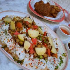 A picture of Dahi bara cholay chaat.