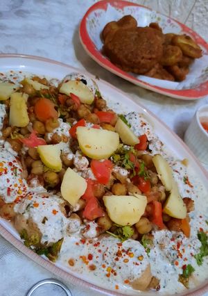 A picture of Dahi bara cholay chaat.