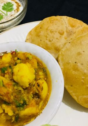 हलवाई स्टाइल आलू पूरी (Halwai style aloo poori recipe in Hindi) रेसिपी मुख्य फोटो