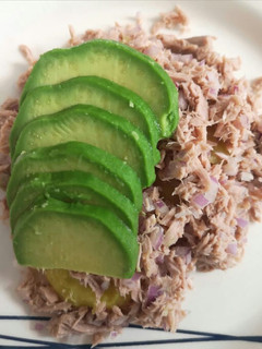 Una foto de Ensalada de atún con palta