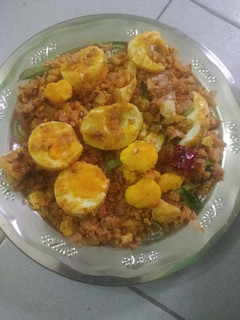 உளுந்தம் பருப்பு முட்டை பொடிமாஸ் (Uluntham paruppu muttai podimass recipe in tamil) செய்முறை முக்கிய புகைப்படம்