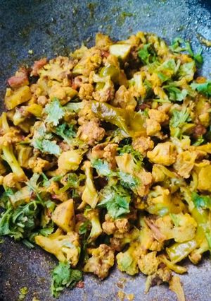 A picture of Aloo gobhi.