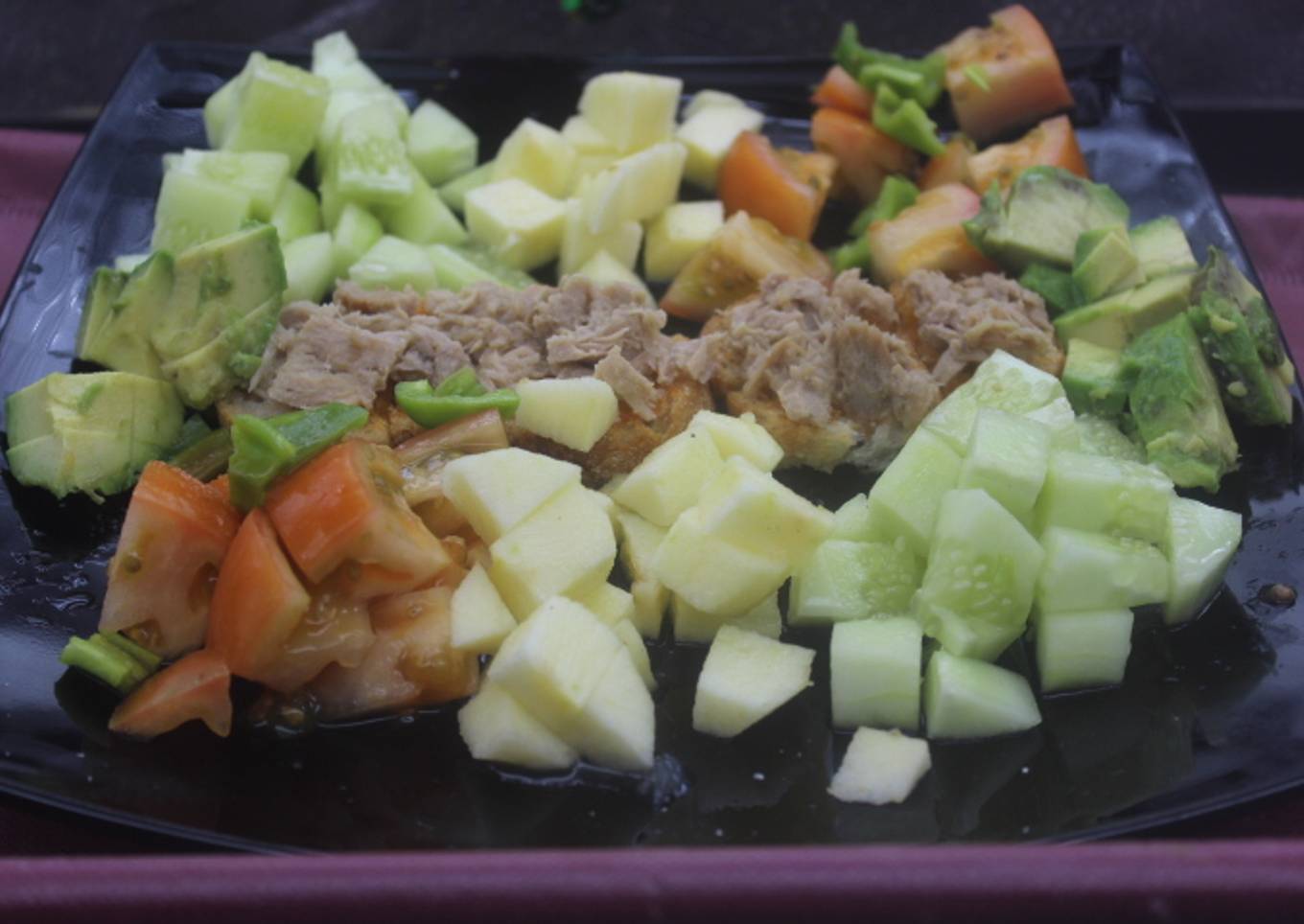 Ensalada variada con atún y aguacate