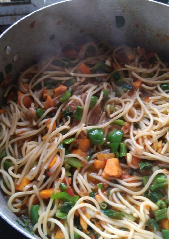 A picture of Jollof spaghetti.