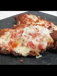 Una foto de Milanesa de pollo gratinada con bacon