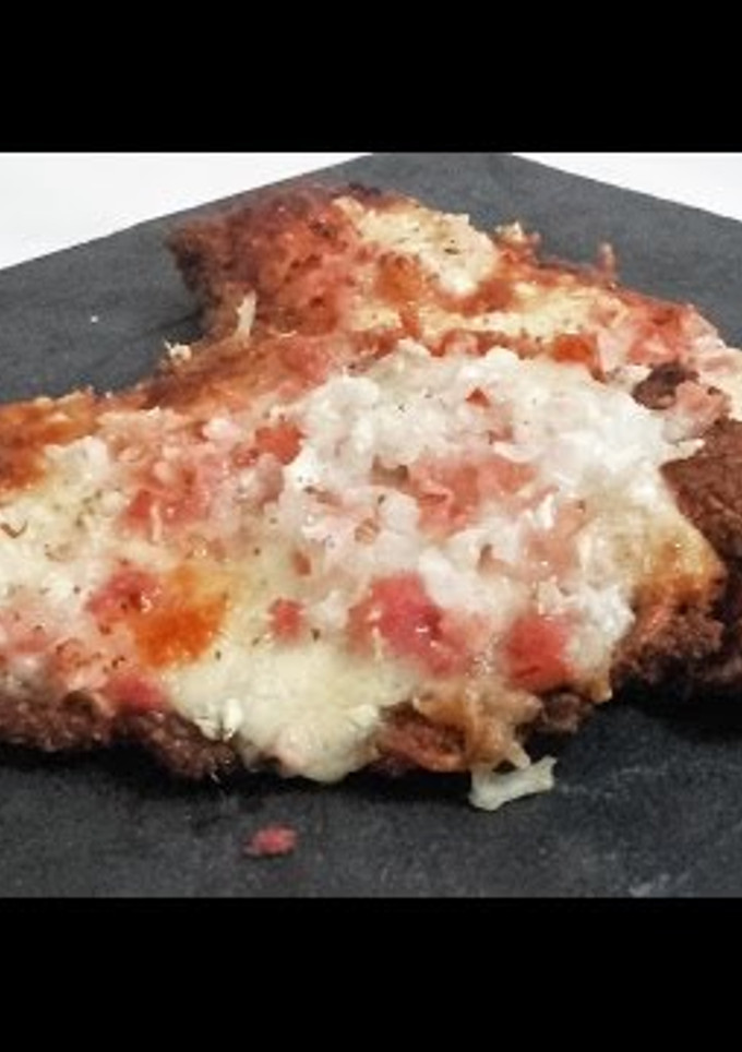 Una foto de Milanesa de pollo gratinada con bacon