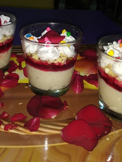 कश्मीरी फिरनी विथ स्ट्रॉबेरी क्रश (Kashmiri phirni with strawberry crush recipe in Hindi) रेसिपी मुख्य फोटो