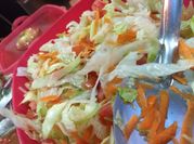 Una foto de ensalada de lechuga con huevo duro