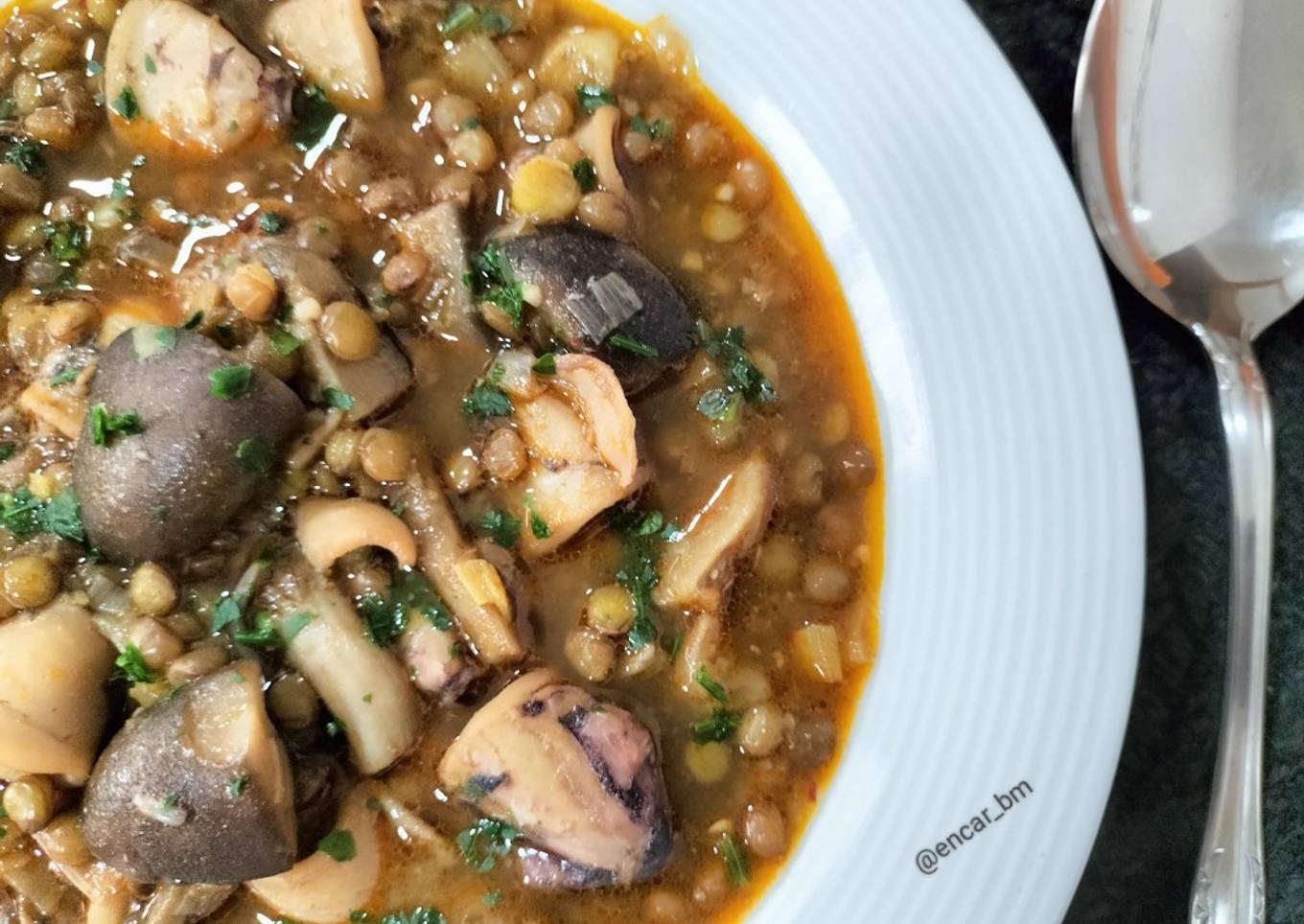Guiso de lentejas con calamar y setas