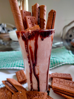 ચોકલેટ બ્રાઉની થીક શેક (Chocolate Brownie Thick Shake Recipe In Gujarati) રેસીપી મુખ્ય ફોટો