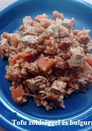 Tofu zöldségekkel és bulgurral recept fotója