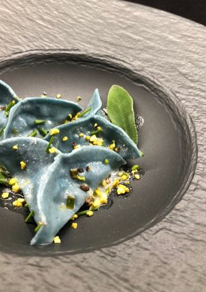 Foto di Ravioli blu con tartare di gamberi e ricotta