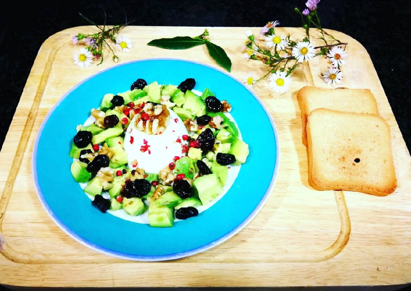 Queso de Burgos de Arias con aguacate y cranberries