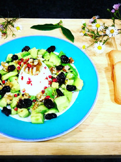 Una foto de Queso de Burgos de Arias con aguacate y cranberries