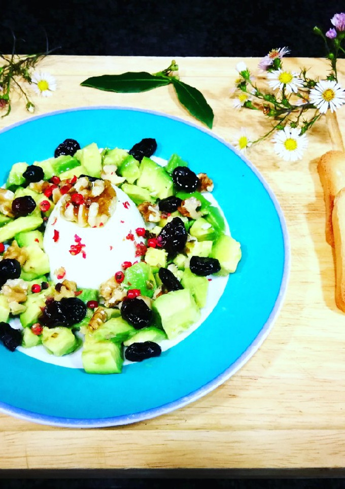 Una foto de Queso de Burgos de Arias con aguacate y cranberries