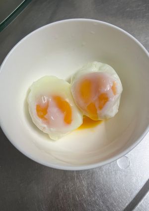Hình của món Trứng lòng đào 1 bên(trứng chần nguyên vỏ).