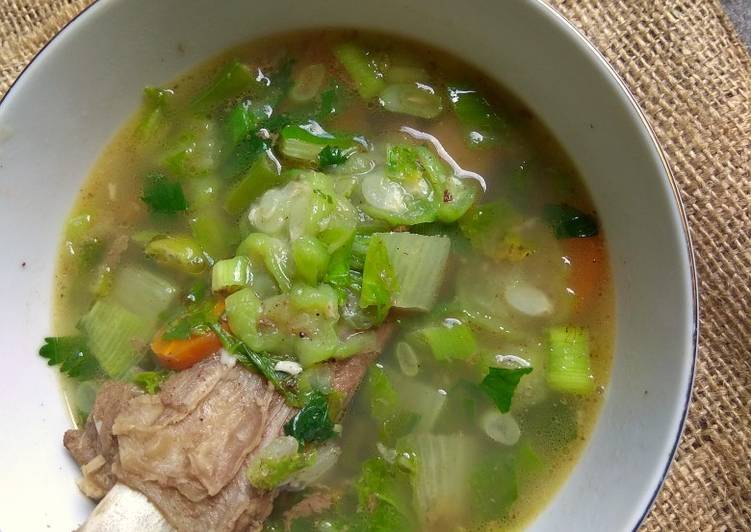 Sop tulang sapi dengan sayuran