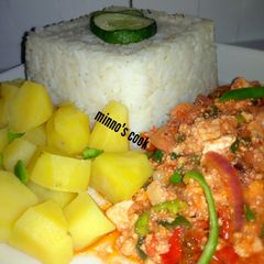 A picture of Awara soup n white rice wit boiled potato.