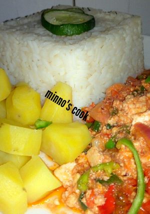A picture of Awara soup n white rice wit boiled potato.