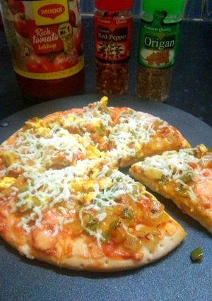 देसी वेज चीज़ पिज़्ज़ा (Desi veg cheese pizza recipe in Hindi) रेसिपी मुख्य फोटो