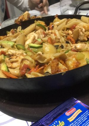 Una foto de Verduras al wok +fideos y pollo