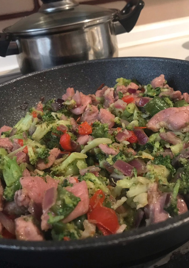 Una foto de Pechuga de pavo 🦃 con verduras y salsa de soja 🍱
