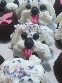 Una foto de Perritos de brownie y nata