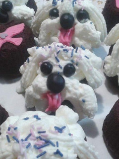 Una foto de Perritos de brownie y nata
