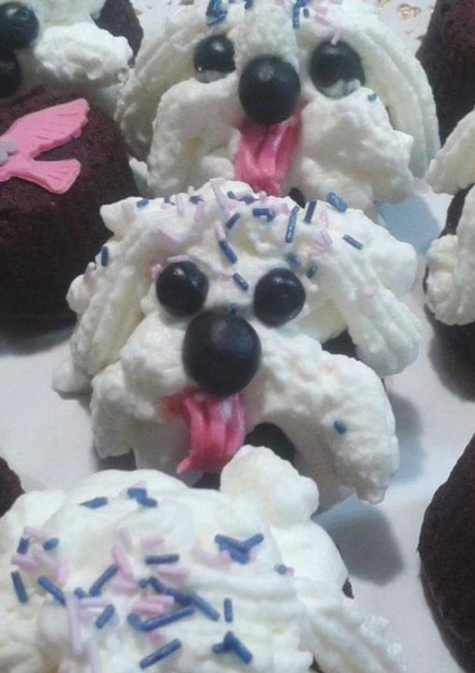 Una foto de Perritos de brownie y nata