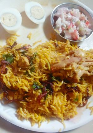चिकन पुलाव (chicken pulav recipe in marathi) रेसिपी चे मुख्य फोटो 