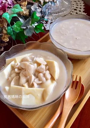 A picture of Soy Milk Jelly with Peanut Soup.