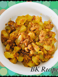சுரைக்காய் வேர்க்கடலை கறி (Suraikkaai verkadalai curry recipe in tamil) செய்முறை முக்கிய புகைப்படம்