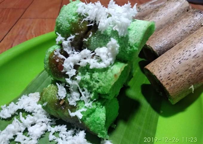 Kue putu bambu pandan