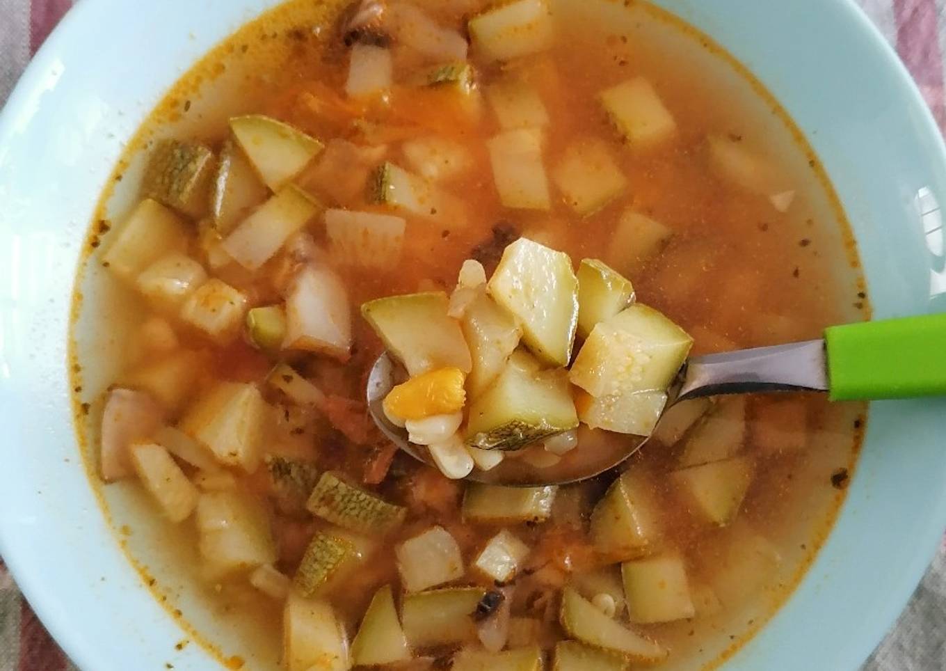 Sopa de calabacitas, flor de calabaza, champiñones y elote