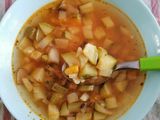 Sopa de calabacitas, flor de calabaza, champiñones y elote