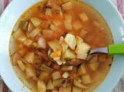 Una foto de sopa de hongos con flor de calabaza