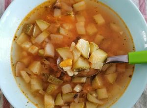 Una foto de Sopa de calabacitas, flor de calabaza, champiñones y elote