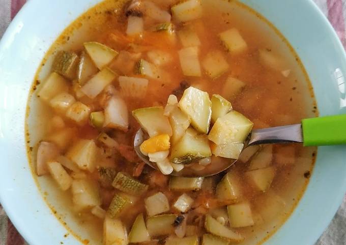 Sopa de calabacitas, flor de calabaza, champiñones y elote Receta de Regina  Hernandez- Cookpad