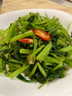彌生家沙茶蒜炒空心菜 的食譜成品照片