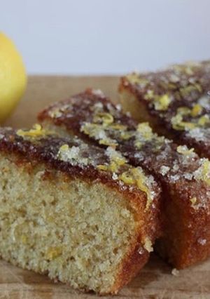 A picture of Lemon drizzle cake.