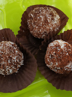 Una foto de Bolas fit de coco, avellanas y almendras