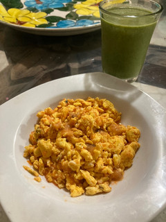 Una foto de Huevos ahogados con Salsa de Jitomate 🥫