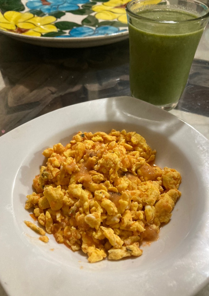 Una foto de Huevos ahogados con Salsa de Jitomate 🥫